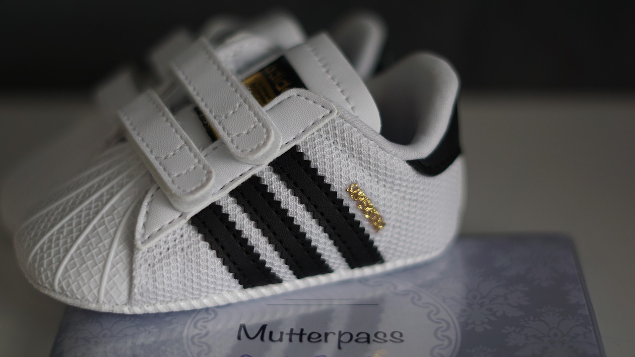 Mother pass, baby shoes, sports shoes — Private Investigator Australia Maintains Full Confidentiality at Every Step